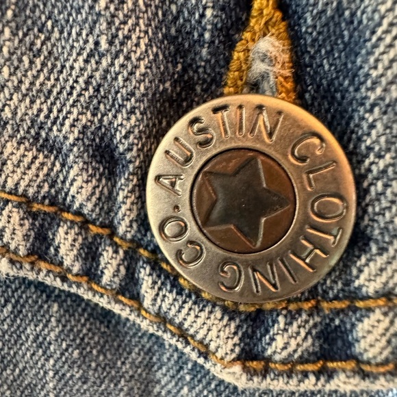 Austin Clothing Co. women’s jean jacket with 4 pockets on front. Size Medium - Picture 3 of 8